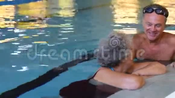 泳池里的老夫妻视频的预览图
