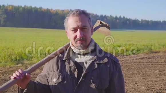 有着农具胡须的英俊农场工人视频的预览图