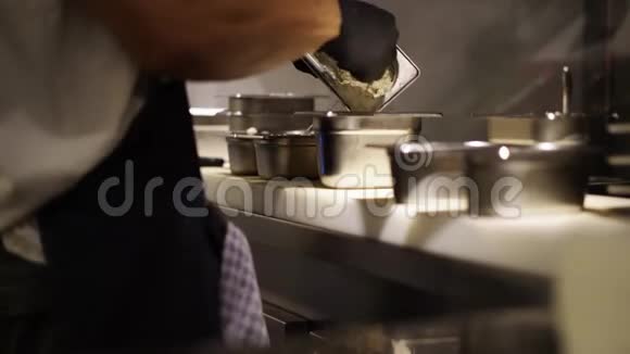 女厨师将食物放入餐厅的专用容器中视频的预览图
