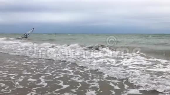 冲浪板与海浪搏斗的孤独者视频的预览图