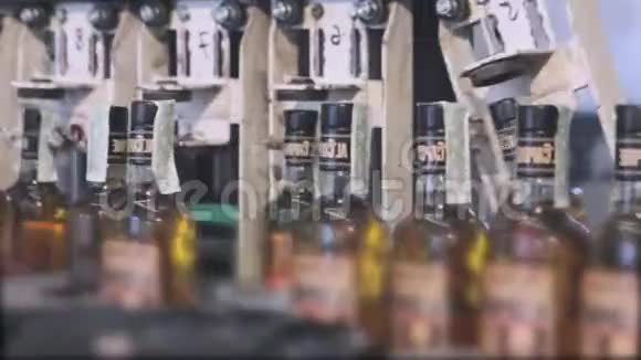 酒精饮料生产和装瓶生产线生产酒类的工厂视频的预览图