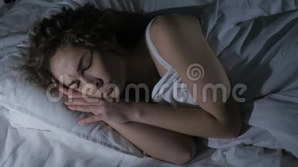 头痛失眠的女性从睡眠中醒来视频的预览图