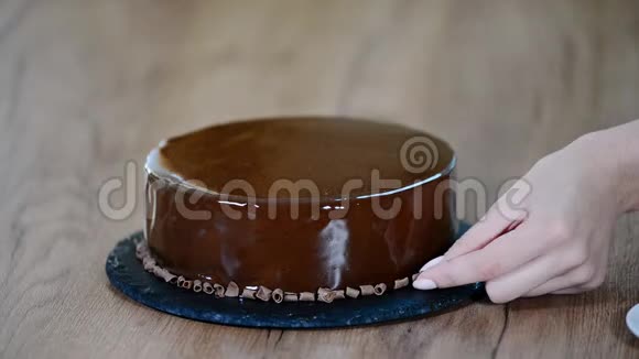创造美味甜点的过程装饰巧克力慕斯蛋糕视频的预览图