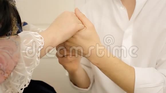 男人女人牵着手视频的预览图
