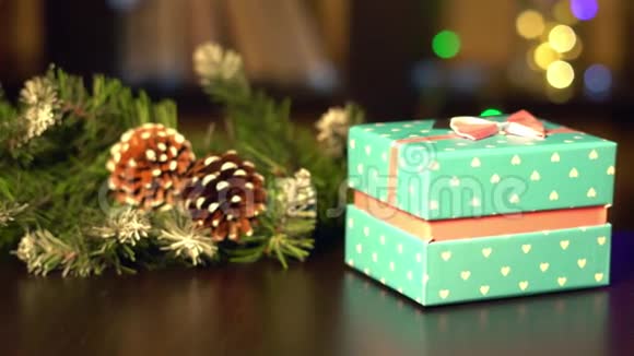 新年礼物新年花环的背景礼物视频的预览图
