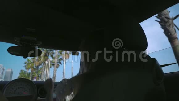 晴天在棕榈路开敞篷车视频的预览图