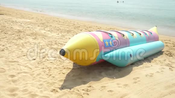 水上娱乐沙滩上的大型充气火箭4k视频的预览图