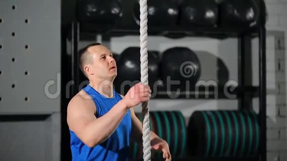 健身绳攀爬运动在健身健身房锻炼年轻男性运动员视频的预览图