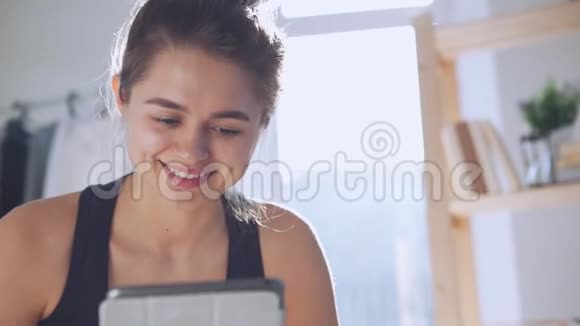年轻的白种人女士用平板电脑慢动作早晨概念和技术视频的预览图