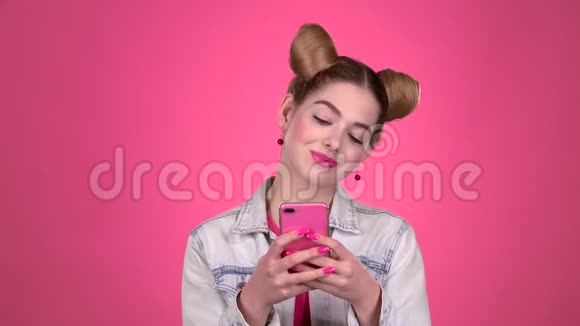 一个粉红色话题的青少年在电话上打印一条信息粉色背景视频的预览图