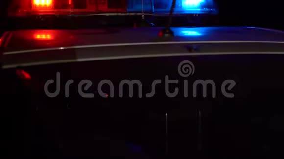 警察的灯在夜间闪烁视频的预览图