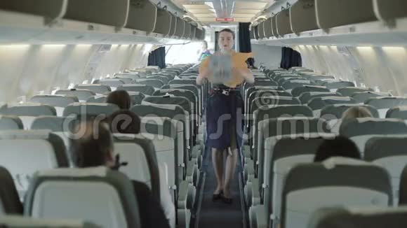 年轻空姐介绍安全指导视频的预览图