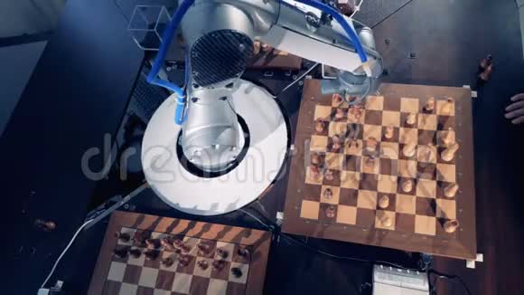 一个机械臂正在移动被三块棋盘包围的棋子视频的预览图