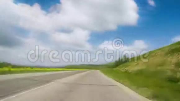 有云的高速公路视频的预览图