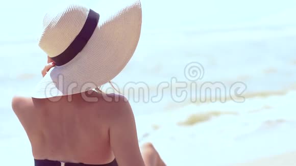 暑假妇女戴草帽远眺大海视频的预览图