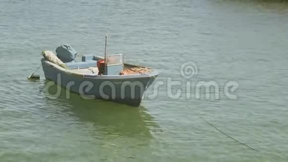 拉各斯港码头的孤舟视频的预览图