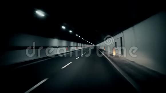 在隧道里开车快点走视频的预览图
