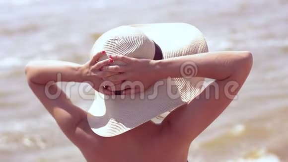 暑假妇女戴草帽远眺大海视频的预览图
