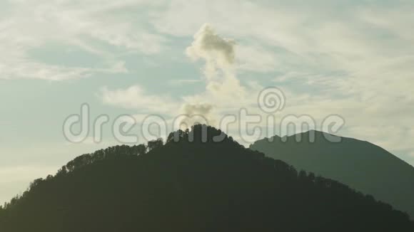 印尼巴厘岛东部阿贡火山早期喷发视频的预览图