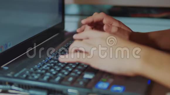 十几岁的女孩在笔记本电脑上工作少女在社交媒体上写信息商业生活方式教育理念视频的预览图