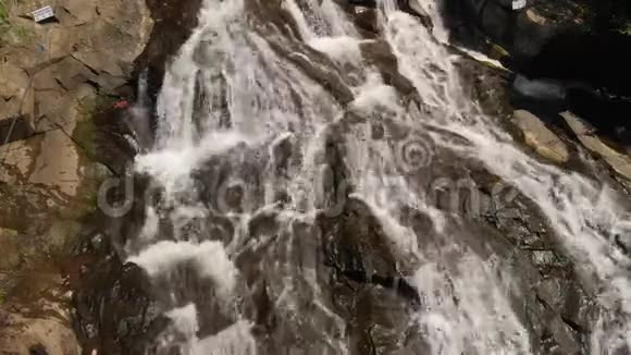 印度尼西亚巴厘岛2018年10月22日印度尼西亚巴厘岛丛林中瀑布的4K飞行视频无人机录像视频的预览图