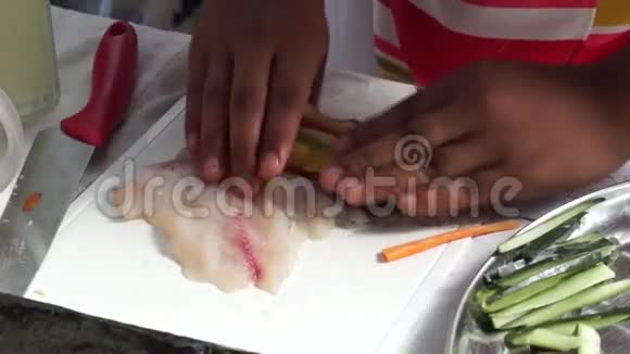 一年一度的烹饪比赛中小学女生在做鱼寿司卷视频的预览图
