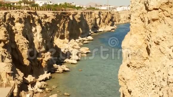 岩石海岸和海洋海面视频的预览图