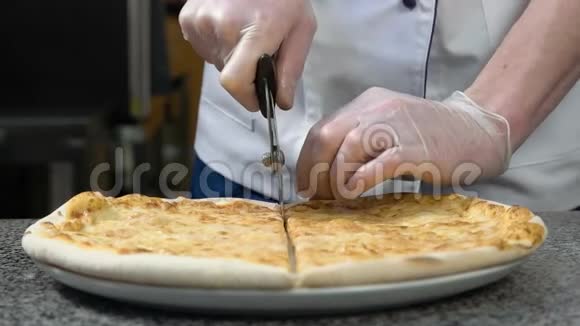 披萨切割机切割披萨的慢动作特写镜头视频的预览图