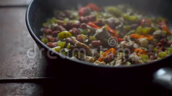 蒸汽在成品法吉塔上墨西哥菜视频视频的预览图