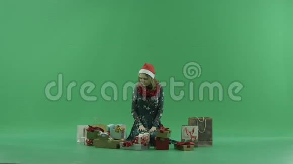 年轻女子正在寻找她的圣诞礼物和袋子在地板上铬钥匙的背景视频的预览图