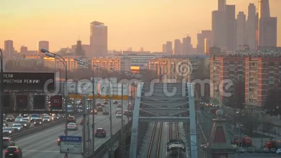 夕阳下的城市公路交通视频的预览图