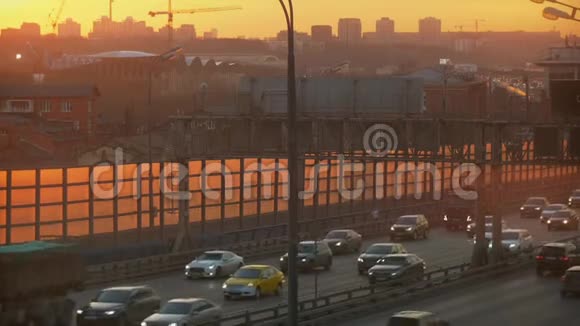夕阳下的城市公路交通视频的预览图