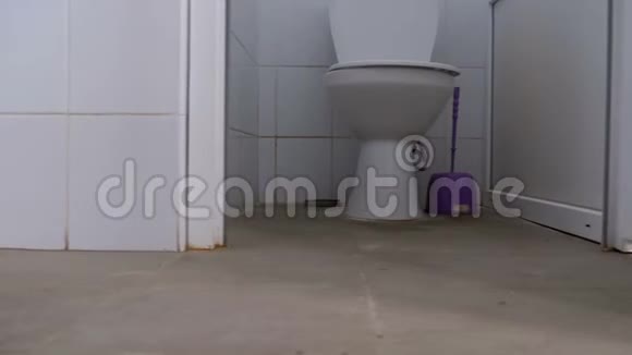 公共厕所隔间摄像机在马桶的白色小木屋之间从下面平稳地移动视频的预览图