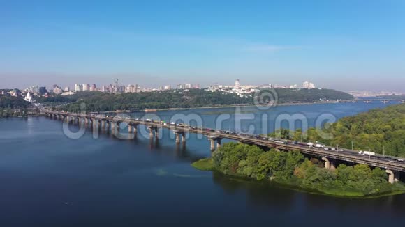 帕顿桥附近基辅的精彩城市景观视频的预览图