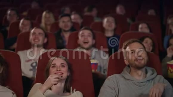 年轻人在电影院看电影电影人的情感视频的预览图