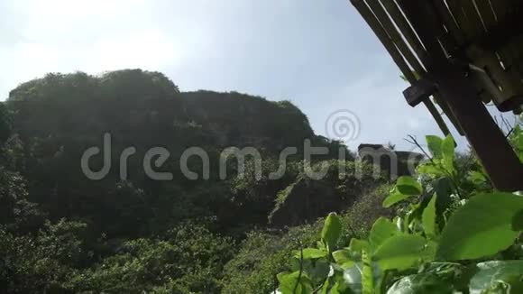印度尼西亚巴厘岛热带岛高崖风景视频的预览图