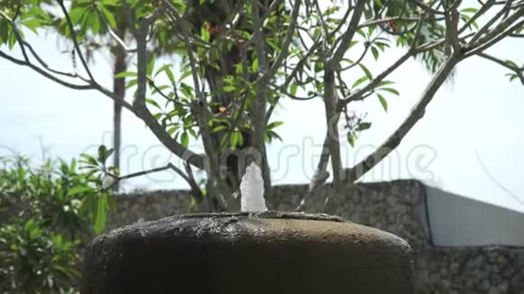巴厘岛酒店装饰石喷泉视频的预览图