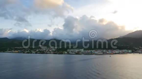 进入多米尼克岛港口视频的预览图