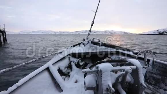 冬天从海上的渔船上观看视频的预览图