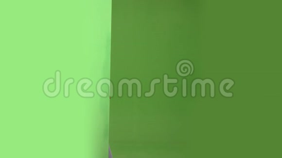 女孩从一块绿板后面偷看出来并显示一个ok绿色屏幕视频的预览图