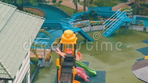 酒店儿童滑梯和迷你水上乐园将因潮湿的雨而下雨视频的预览图