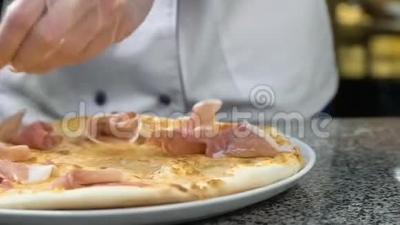皮萨约洛或主任在厨房做披萨视频的预览图