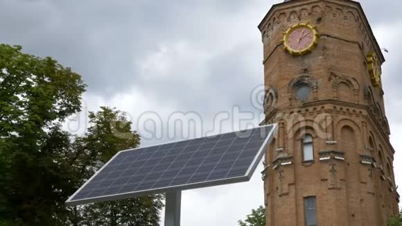 在钟楼附近的公园安装了小型太阳能电池日常模拟技术和纳米技术视频的预览图