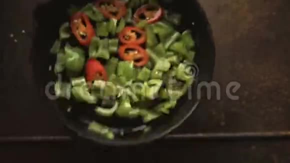 铸铁煎锅上的青椒和辣椒视频视频的预览图