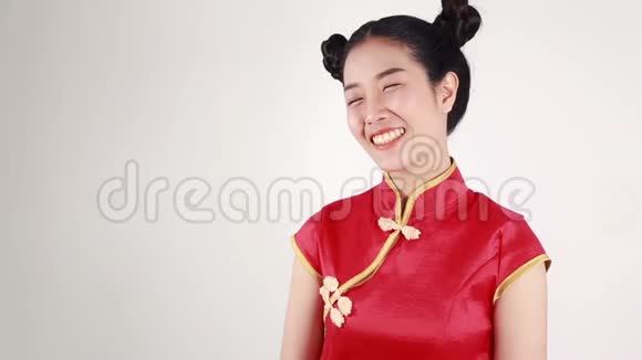 女人穿旗袍手指中国新年的概念视频的预览图