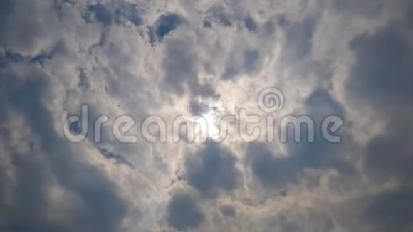 美丽的云景观有大的建筑云和日出突破云团视频的预览图
