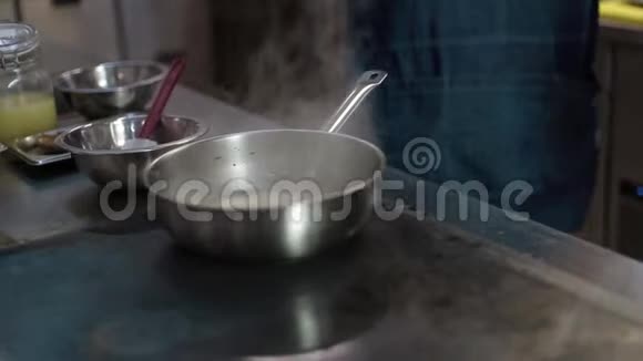 厨师在餐厅的厨房准备一只鸭子和米饭特写无脸手做准备视频的预览图