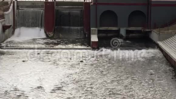 大坝水电站湖中的水位门视频的预览图
