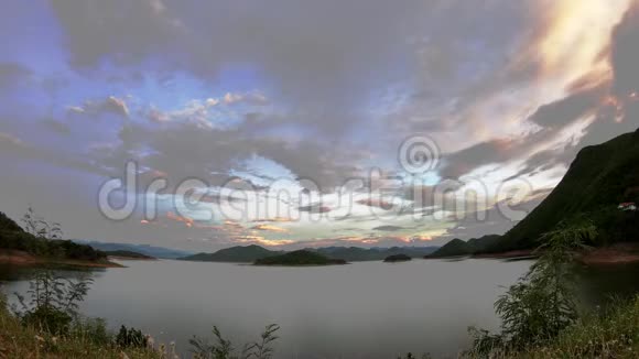 太阳和云层的反射在天空中快速移动背景山和水在彭查布里的KaengKrachan大坝视频的预览图