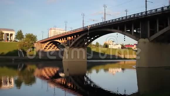 维捷布斯克白俄罗斯基罗斯基大桥横跨德维纳河国家学术戏剧剧院命名为雅库布科拉斯教堂视频的预览图